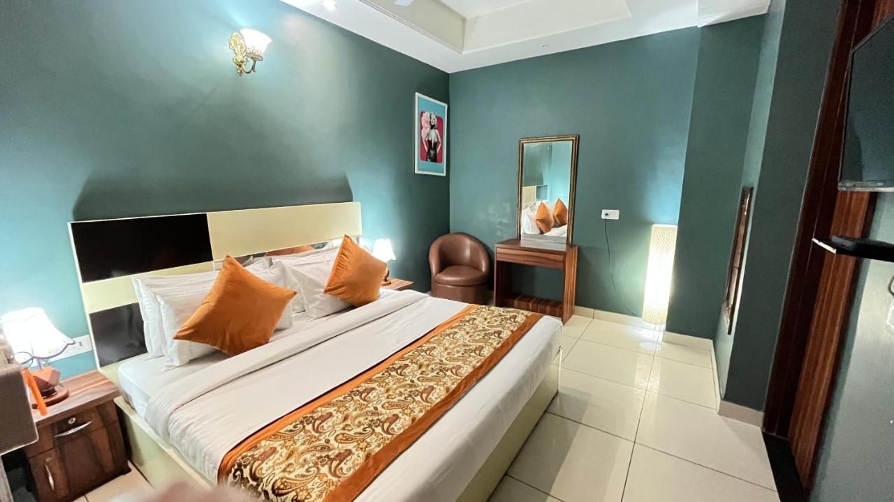 Hotel Qotel Church House Rohini Sector 15